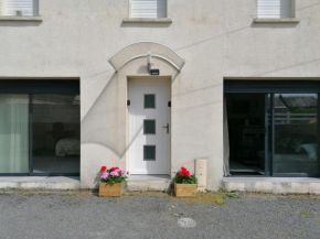 La brise marine Maison rénovée cour fermée et terrasse 800 m plage Omaha beach avec table de ping pong proche Port en Bessin